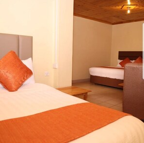 Kamar Double atau Twin Ekonomi | Ruang kerja ramah laptop dan Wi-Fi gratis