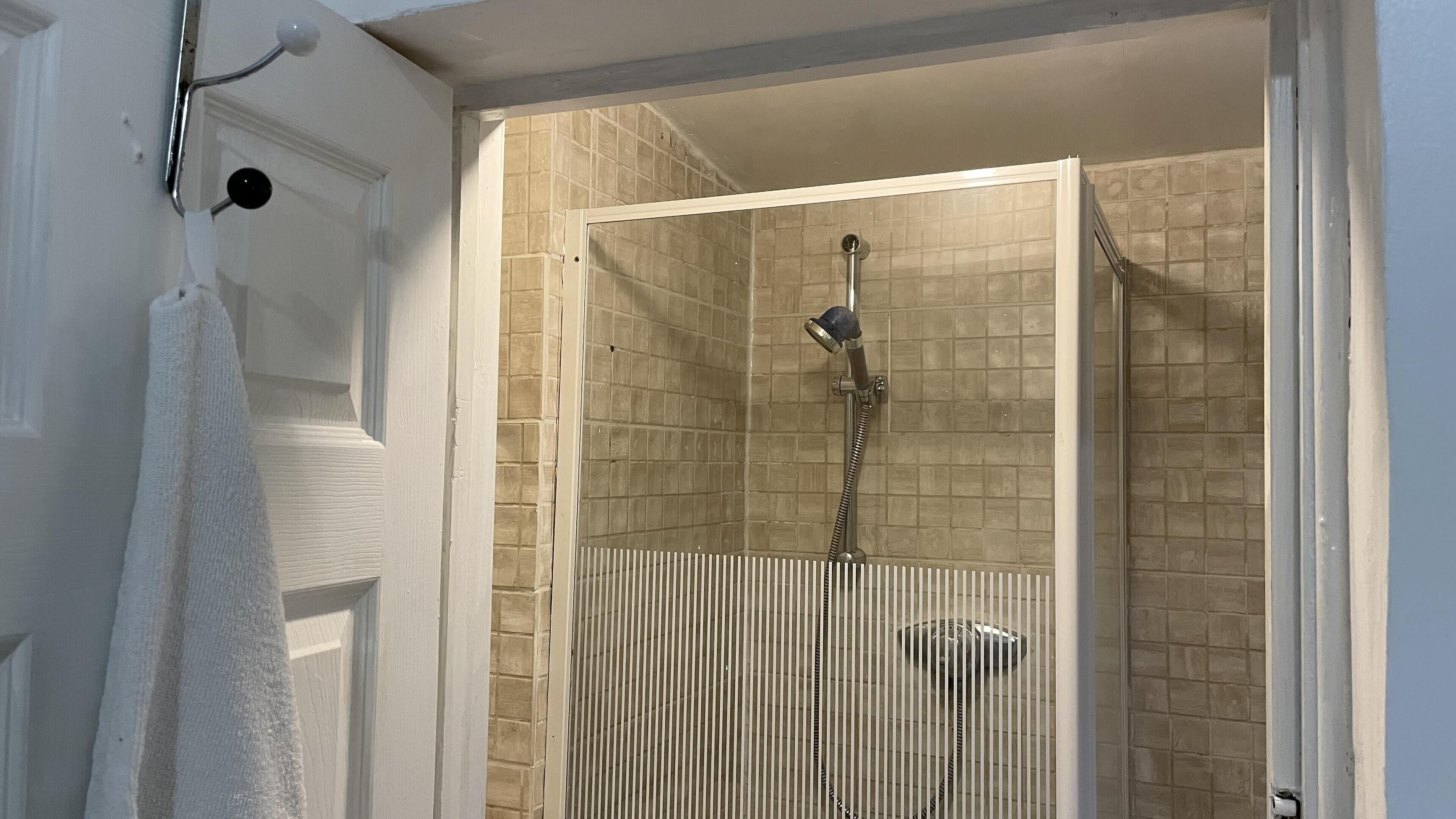 Studio | Bathroom | Shower, hair dryer, towels