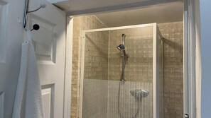 Estudio | Baño | Regadera, secadora de cabello, toallas