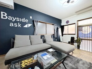 Interior - Popular Osaka Bay Area】 10 minutes to USJ by boat! 8 minutes to Expo site by train! Kaiyukan and Legoland are a 6-minute walk away! Limousine bus stop to Kansai Airport nearby! (大阪市港区築港)