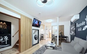 Living area - Popular Osaka Bay Area】 10 minutes to USJ by boat! 8 minutes to Expo site by train! Kaiyukan and Legoland are a 6-minute walk away! Limousine bus stop to Kansai Airport nearby! (大阪市港区築港)