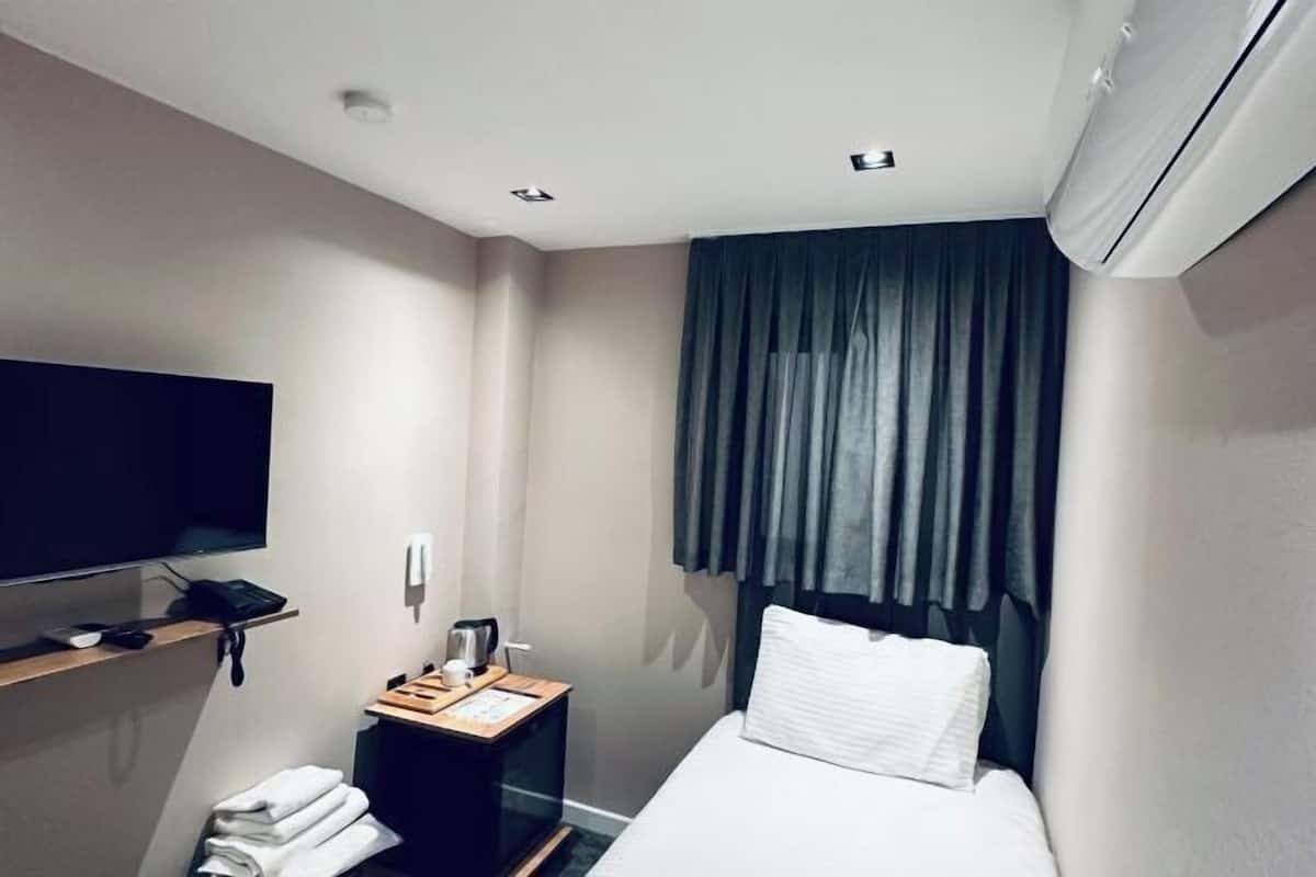 Hypo-allergenic bedding, free minibar items, free WiFi, bed sheets