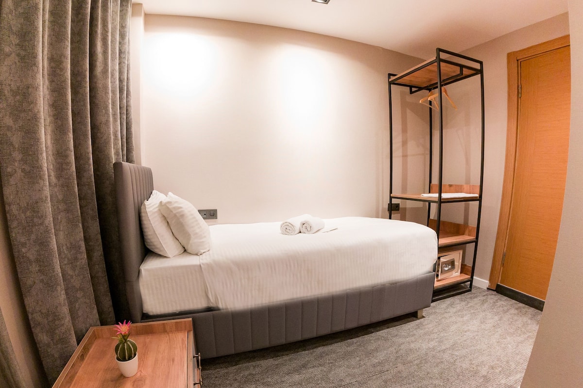 Chambre Simple Deluxe | 1 chambre, literie hypoallergénique, mini-bar avec articles gratuits