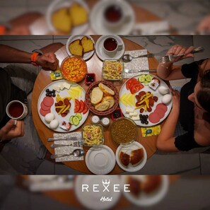 Petit déjeuner buffet servi tous les jours en supplément