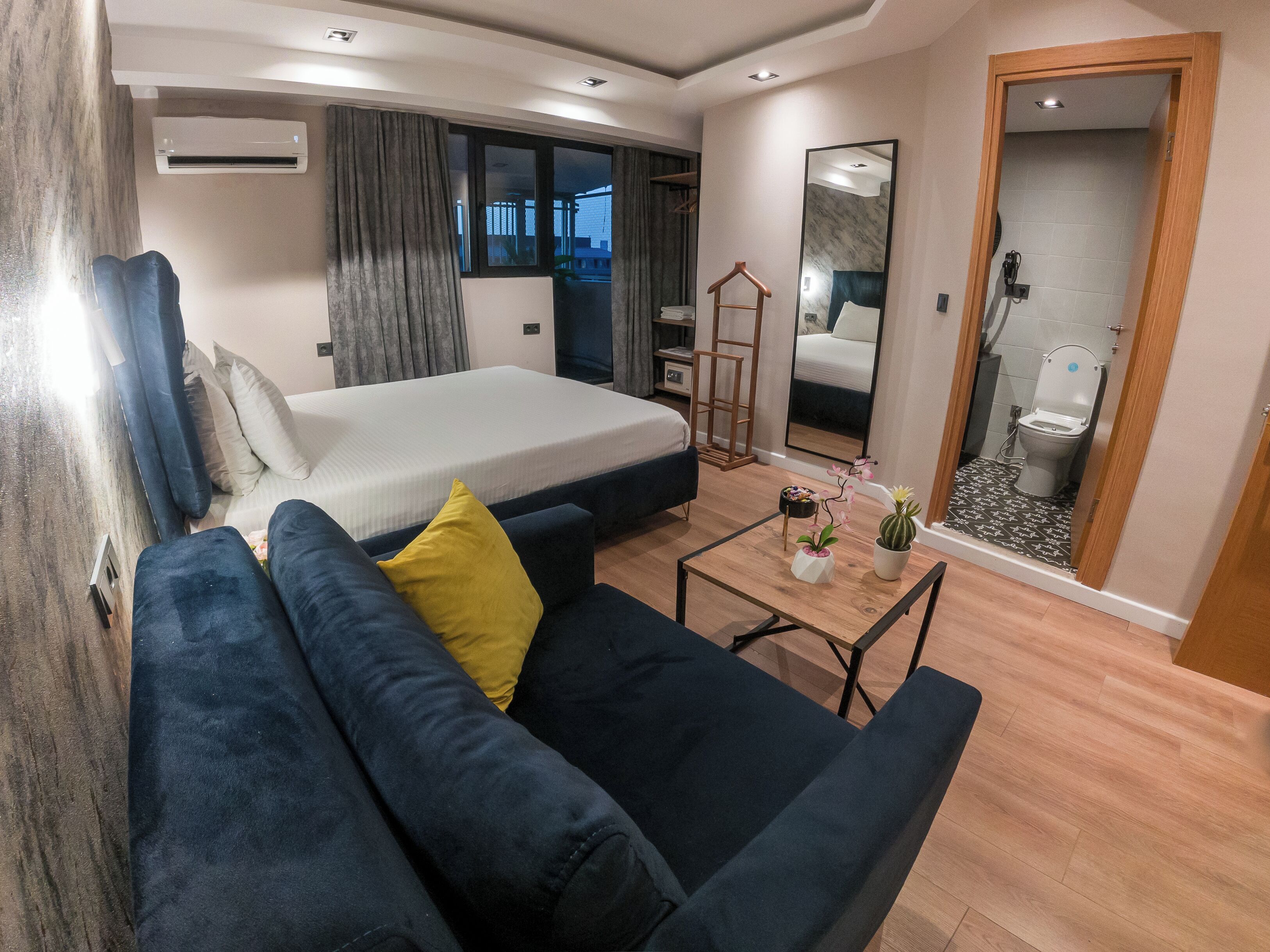 ラグジュアリー スイート | 低刺激性寝具、ミニバーのアイテム (無料)、WiFi (無料)、ベッドシーツ