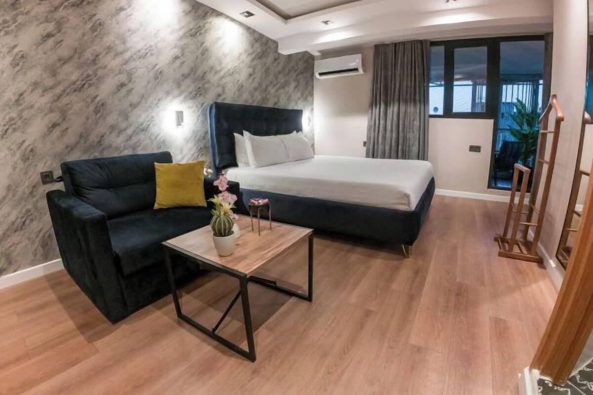Hypo-allergenic bedding, free minibar items, free WiFi, bed sheets