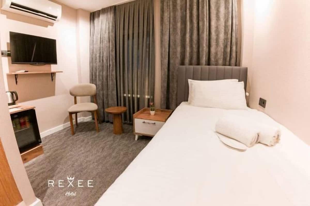 Hypo-allergenic bedding, free minibar items, free WiFi, bed sheets