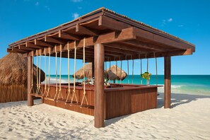 5 bars/lounges, 4 poolside bars, swim-up bar, beach bar - Secrets Playa Blanca Costa Mujeres - Adults Only - All Inclusive (Costa Mujeres)