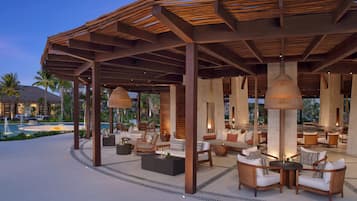 5 bares/lounges, 4 bares ao lado da piscina, bar molhado, bar na praia