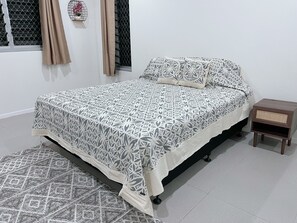 3 habitaciones, tabla de planchar con plancha, wifi y ropa de cama 