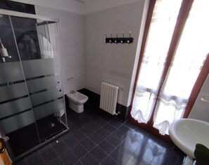 Douche, sèche-cheveux, bidet, serviettes fournies