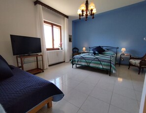 1 bedroom, desk, iron/ironing board, WiFi