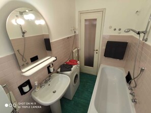 Haartrockner, Handtücher, Seife, Shampoo