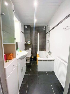 SĂšche-cheveux, serviettes fournies, papier toilette