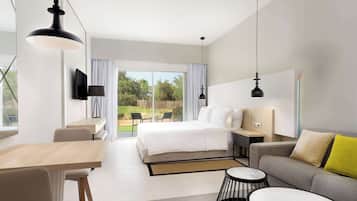 Estudio, vista al jardín | Minibar y caja de seguridad en la habitación