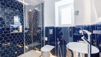 Junior Room | Bathroom