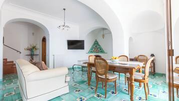 Grand Room | Living area | Flat-screen TV