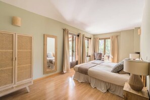 8 bedrooms, WiFi, bed sheets - Rural house with swimming pool all year round (La Estación)