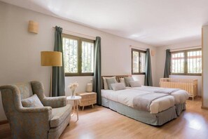 8 bedrooms, WiFi, bed sheets