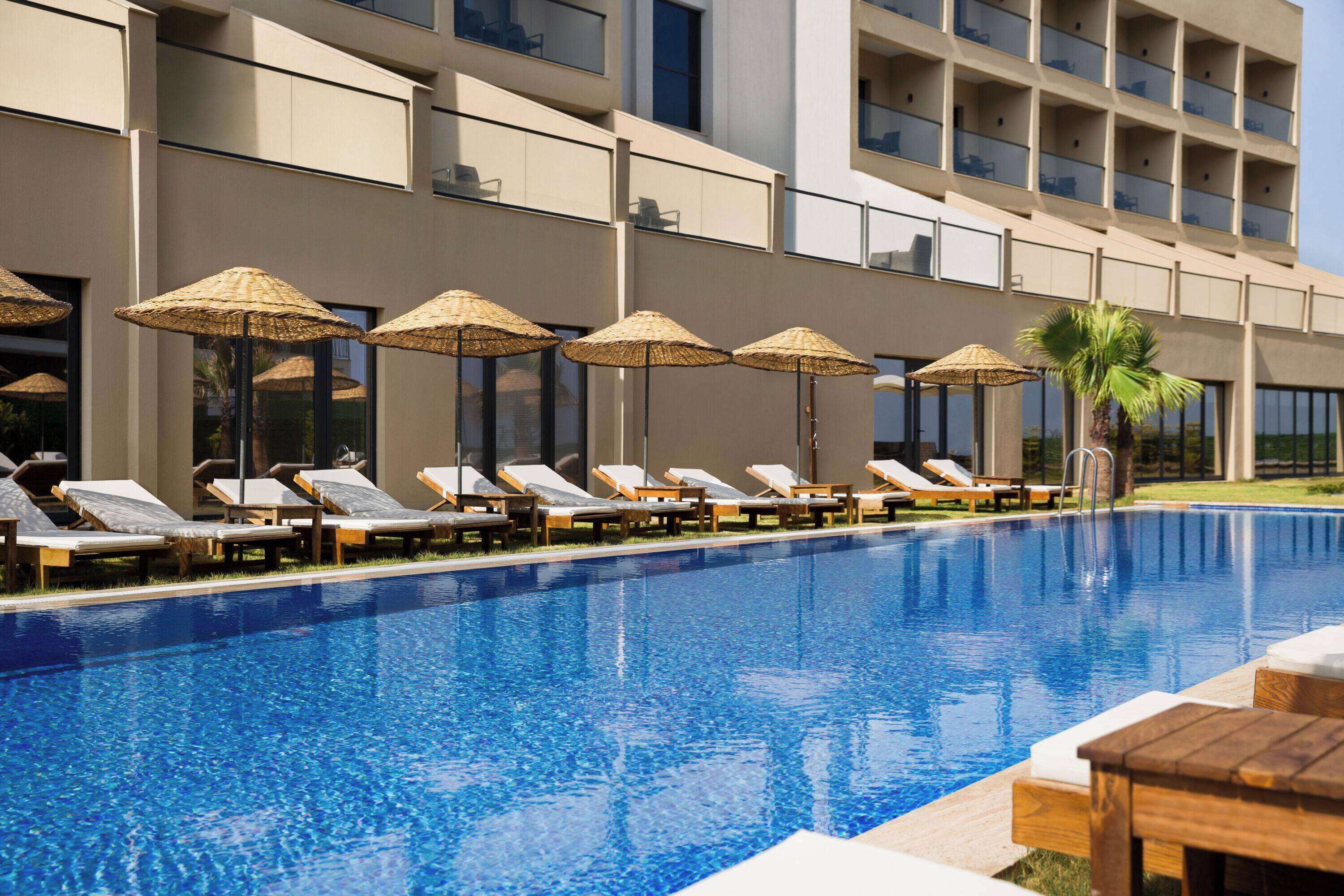 Una piscina al aire libre de temporada (de 10:00 a 19:00), sombrillas