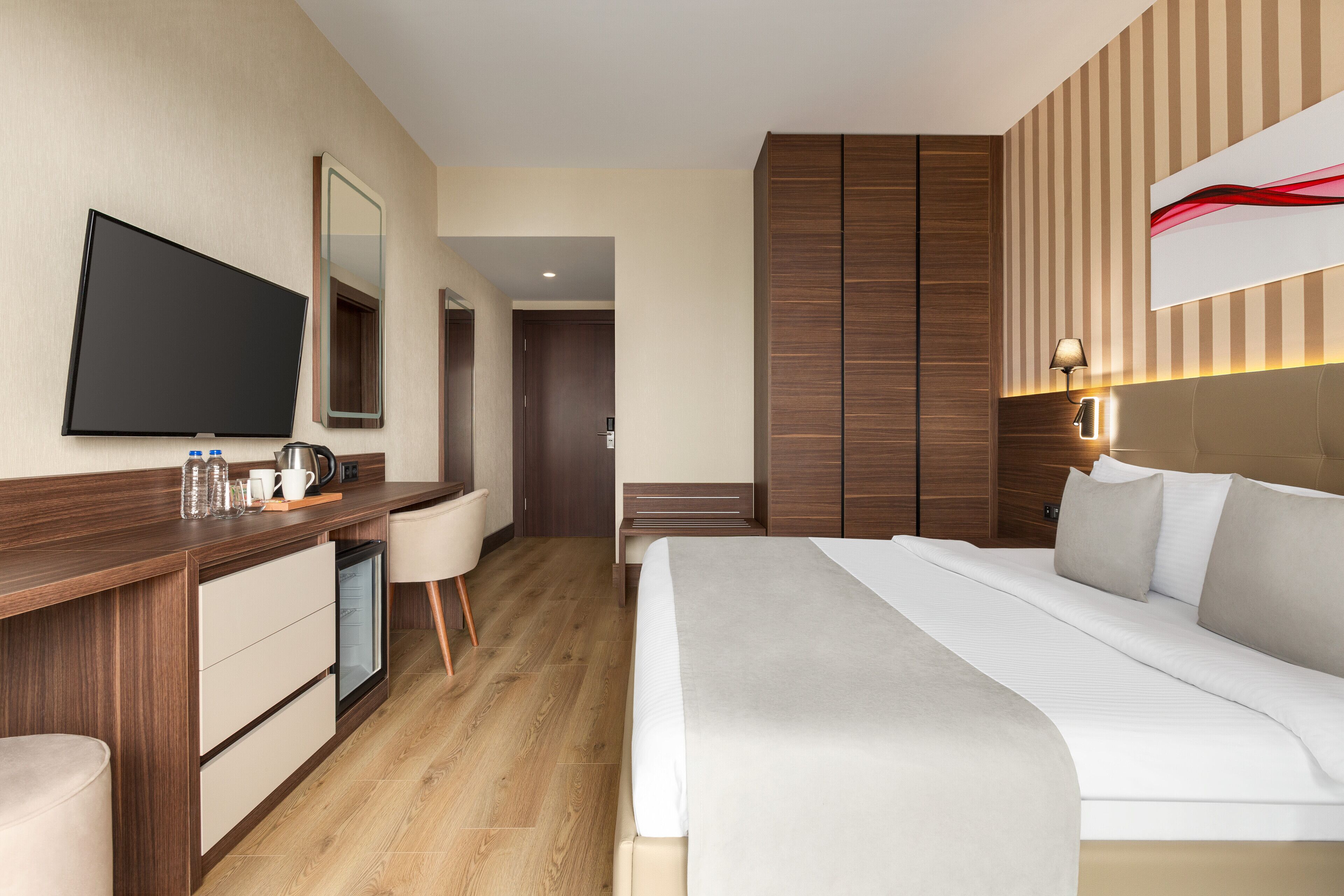 Quarto standard, 1 cama Queen, para não fumantes (Garden & Sea View) | Roupas de cama premium, frigobar, cofres nos quartos, escrivaninha