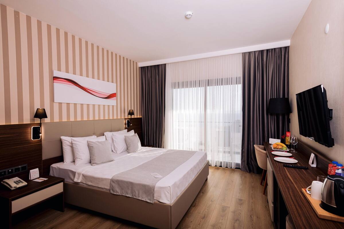 Standard Room, 1 Queen Bed, Non Smoking (Garden & Sea View) | Premium bedding, minibar, in-room safe, desk