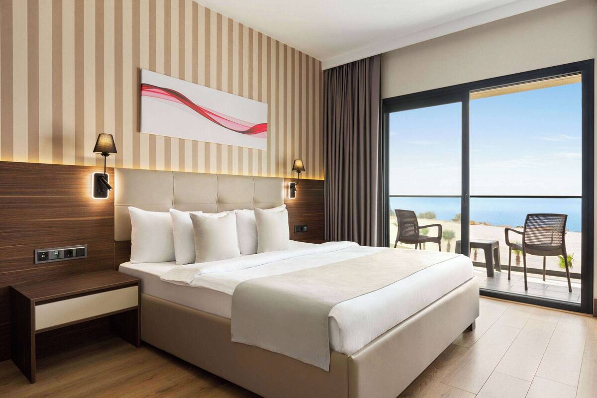 Chambre Standard, 1 grand lit, non-fumeur (Garden & Sea View) | Literie de qualité, minibar, coffre-fort, bureau