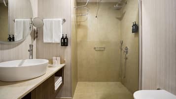 Dusche, kostenlose Toilettenartikel, Haartrockner, Hausschuhe