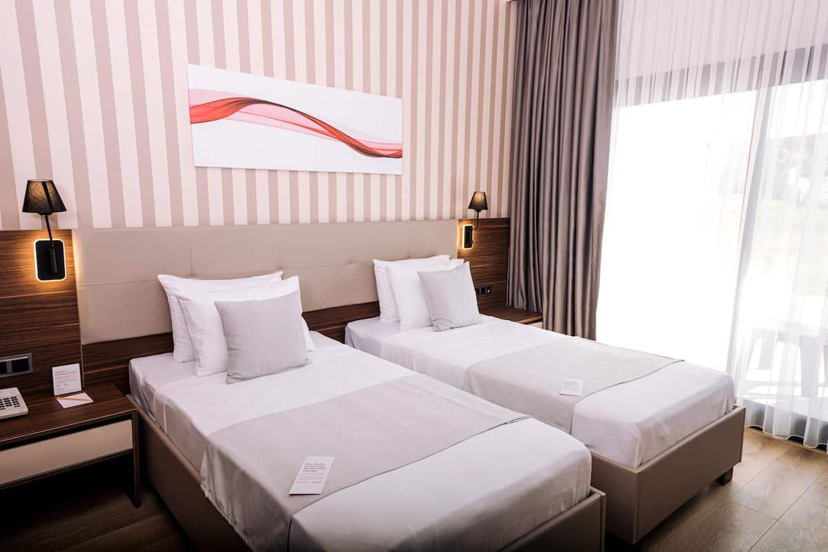 Ylelliset vuodevaatteet, minibaari, tallelokero huoneessa, työpöytä