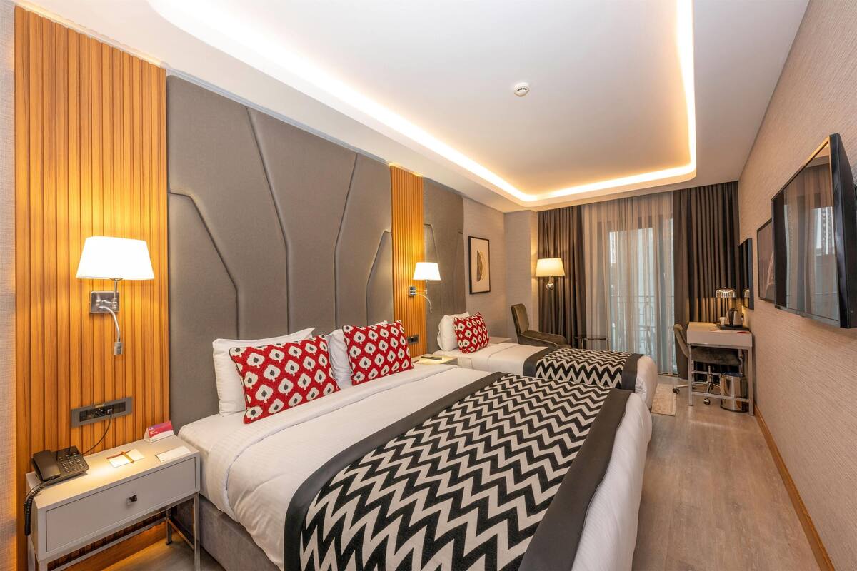 Deluxe Triple Room, Balcony | Egyptian cotton sheets, premium bedding, minibar, in-room safe