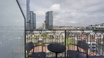 Chambre Deluxe, 1 très grand lit et 1 canapé-lit, vue ville (Balcony) | Balcon