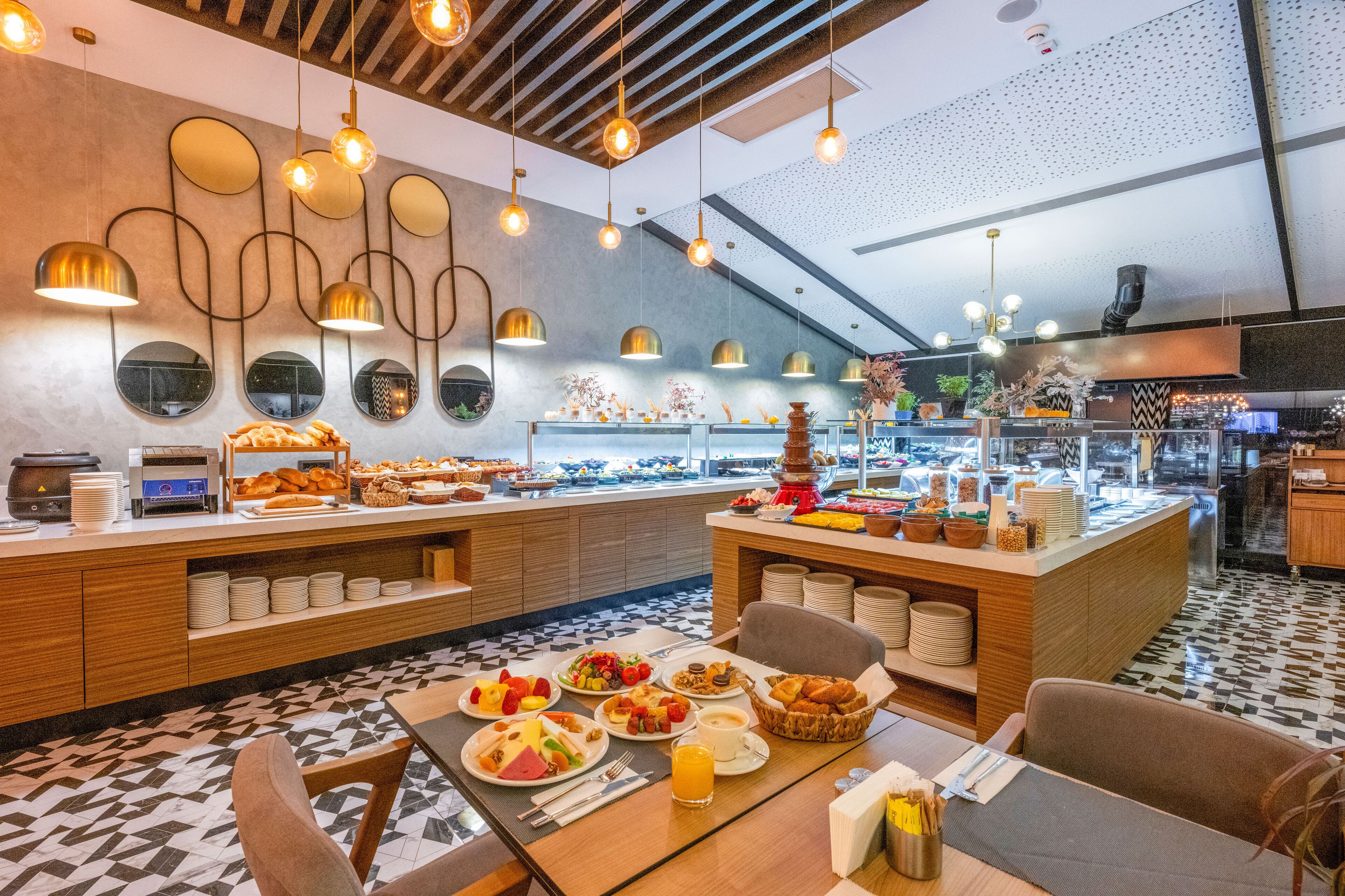 بوفيه فطور مجانًا يوميًا