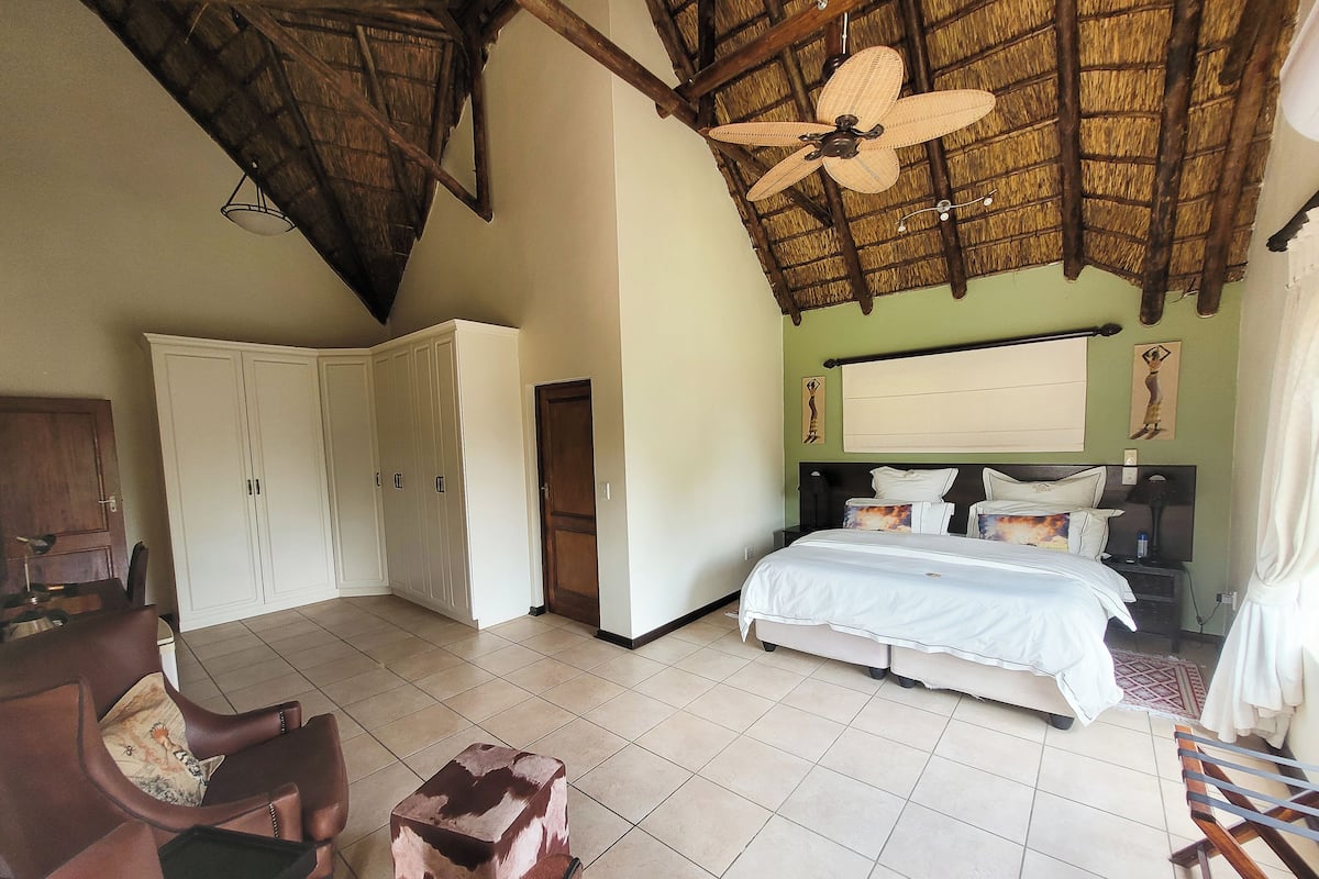 Deluxe Suite | 1 bedroom, free minibar items, in-room safe, desk