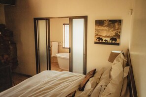 Suite luxueuse | 1 chambre, minibar contenant certains articles gratuits, coffre-fort