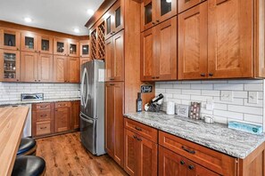 大冰箱、微波炉、烤箱、炉灶