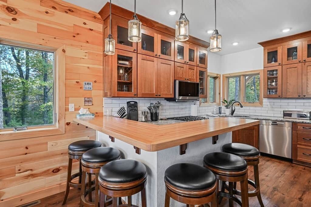 Geladeira grande, micro-ondas, fogão, cooktop