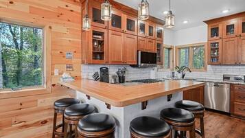 Geladeira grande, micro-ondas, fogão, cooktop