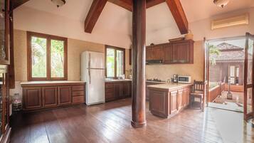 Een koelkast, een microgolfoven, een oven, een kookplaat