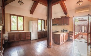 Frigorífic, microones, forn i placa de cuina 