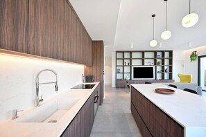 Frigorifero, microonde, forno, piano cottura