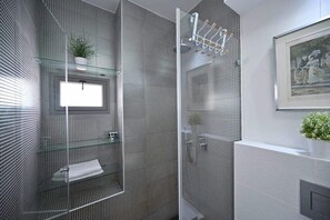 Shower, hair dryer, towels - Bright 2BR Apartment in Amsterdam st by HolyGuest (Tel Aviv-Yafo)