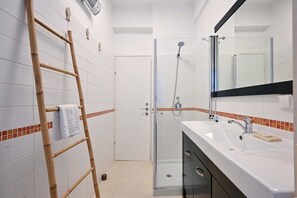 シャワー、ヘアドライヤー、タオル