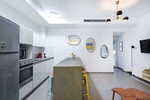 Kühlschrank, Mikrowelle, Ofen, Herdplatte