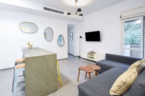 TV - Stylish 2BR in Central Tel Aviv by HolyGuest (Tel Aviv-Yafo)