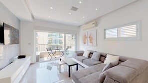 TV, offices - Bright 2BR with balcony in Ben Yehuda by HolyGuest (Tel Aviv-Yafo)