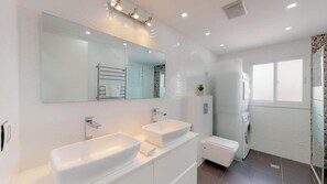 Douche, sèche-cheveux, serviettes fournies