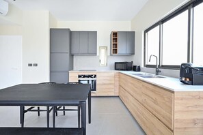 Frigorifero, forno, piano cottura, lavastoviglie