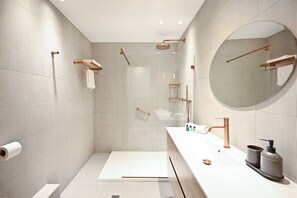 Badekar, hårføner, håndklær og toalettpapir