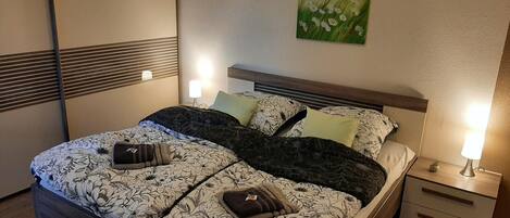 2 bedrooms, iron/ironing board, travel cot, free WiFi