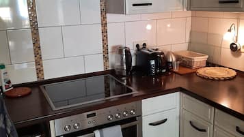 Geladeira, micro-ondas, fogão, cooktop